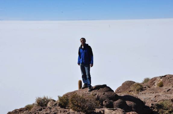 No alto da Isla Incahuasi, no Salar de Uyuni, na Bolívia. Atrás não é neve nem nuvens, é sal!